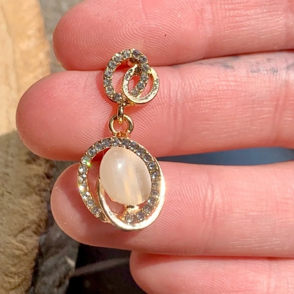 Luxury Stunning Unique CZ Crystal Gorgeous Earrings - Picture 5 of 5